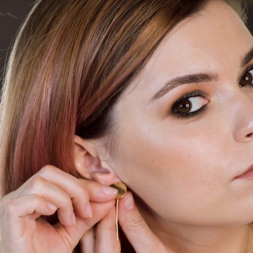 portrait-lady-wearing-earrings